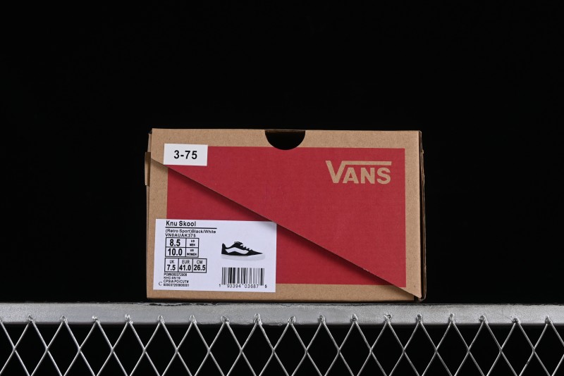 Vans Classics Knu Skool Retro Sneakers in Black & White - VN0AUAK375
