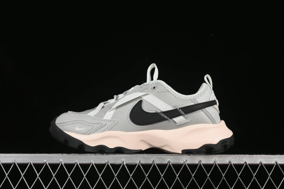 Nike TC 7900 Retro Chunky Sneakers with Reflective Swoosh and Cushioned Sole - DD9682-004