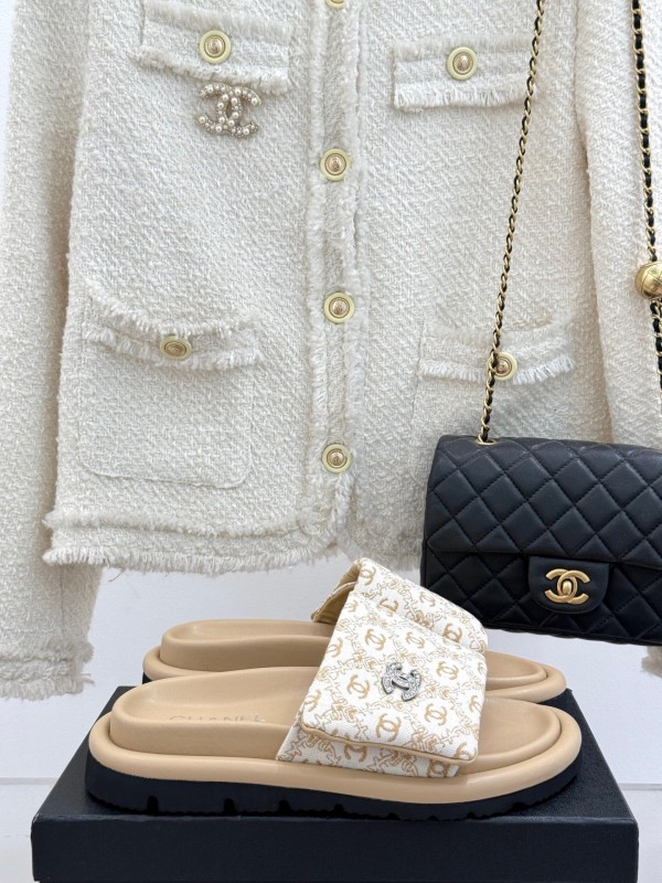 2025 Slippers Chanel Beige White Canvas Slippers
