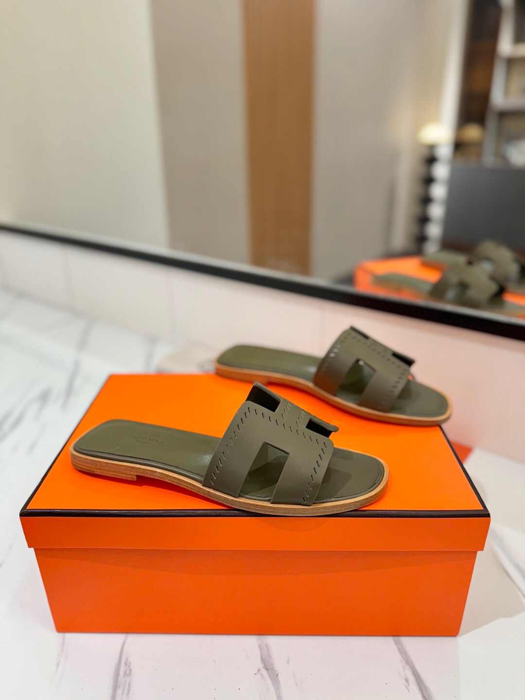 2025 Women Hermès Khaki Leather Slippers KFY00260