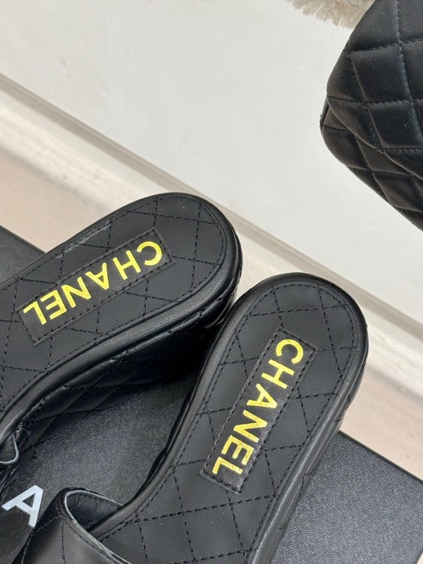 2025 Slippers Chanel Black Leather Slip-On Chain CC Logo