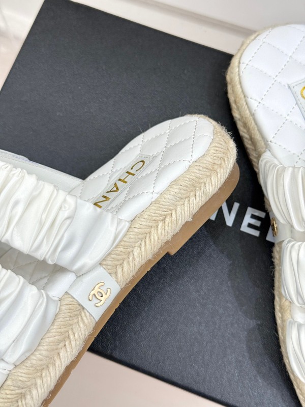 2025 Women Chanel White Leather Slippers KFY00230