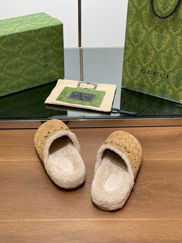 2024 Gucci beige leather slippers GG pattern