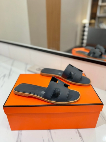 2025 Women Hermès Black Leather Slippers