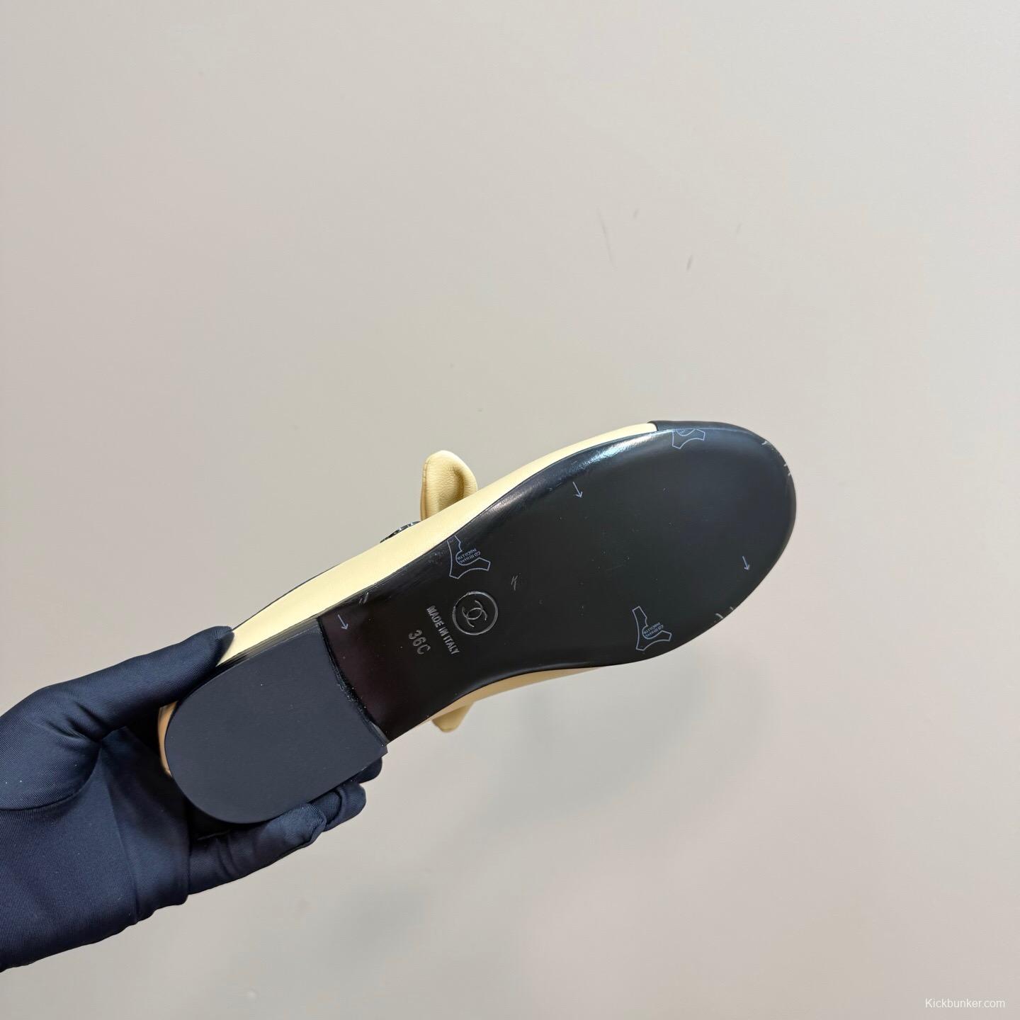 2025 Women Chanel Beige Black Leather Slippers KFY00270