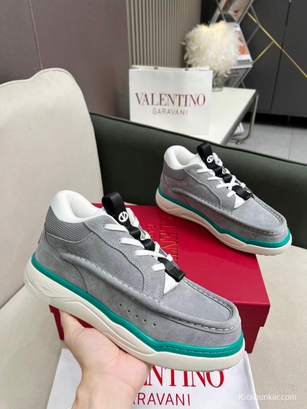 VALENTINO RUNBOOT Mid-Top Athletic Shoes with Urban Casual Design - AS00380