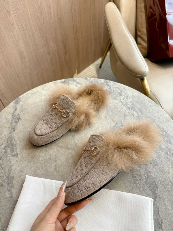 Gucci Women's Fur Mule with Double G Pattern and Horsebit Detail - LY00340