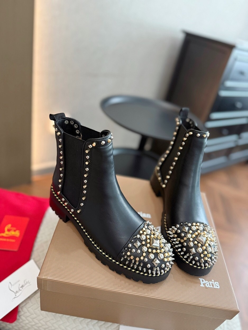 Christian Louboutin Fall/Winter 2025 Classic Ankle Boots with Studded Toe and Dual-Color Sole - LY00350