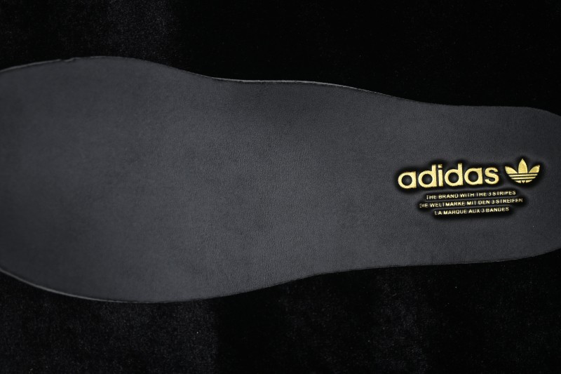 Adidas Samba OG Classic Sneakers with Retro Design - HQ9282