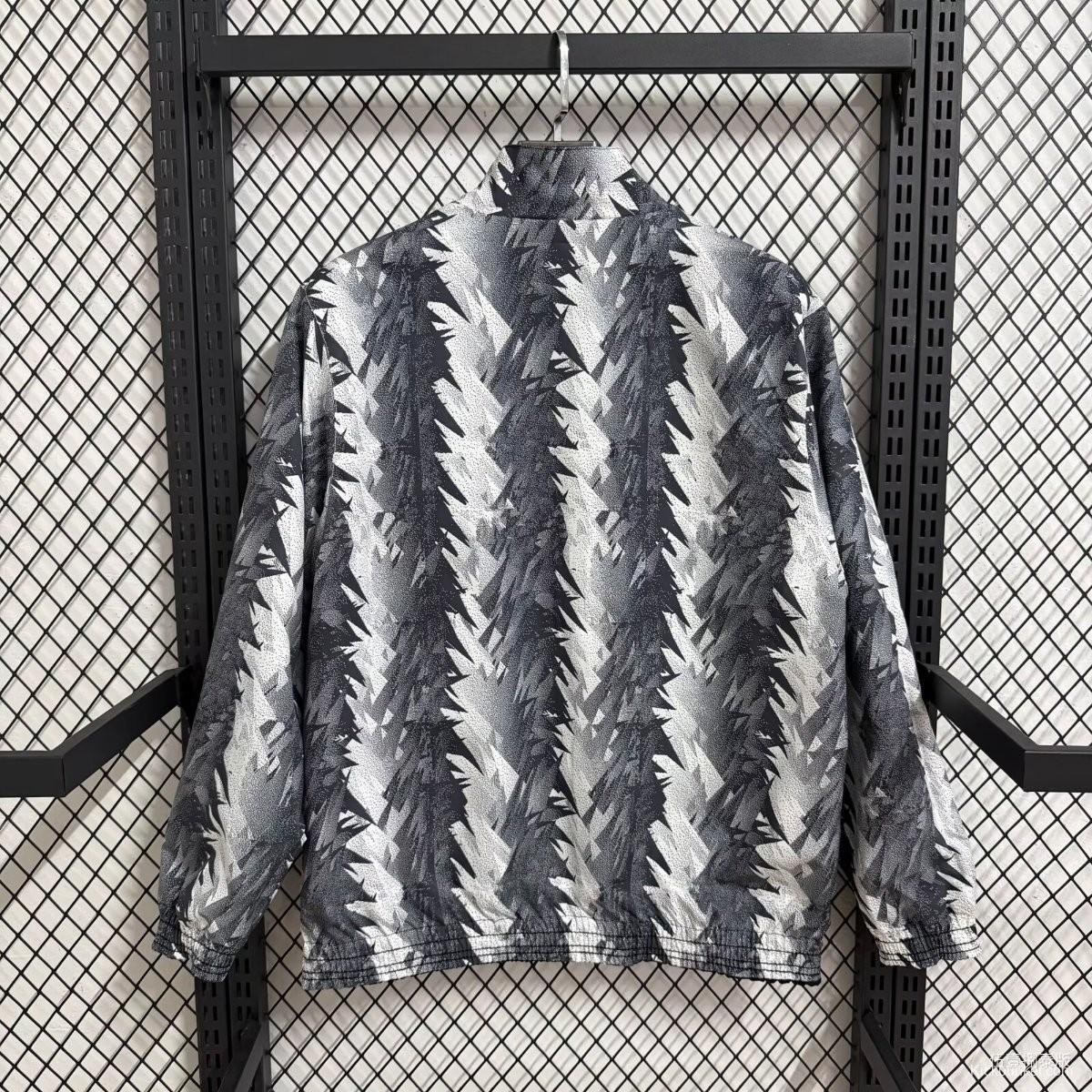 25/26 Juventus Grey with White Zigzag Pattern Full Zipper Windbreaker